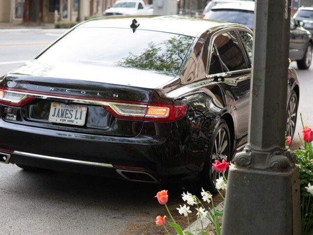 Luxury Sedan (Lincoln Continental) 3