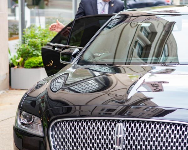 Luxury Sedan (Lincoln Continental) 2